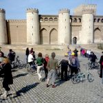 Grupo de personas en el patio de un edificio emblemático de Zaragoza