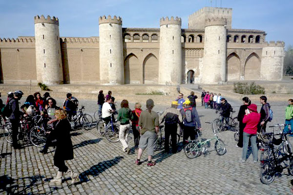 Grupo de personas en el patio de un edificio emblemático de Zaragoza