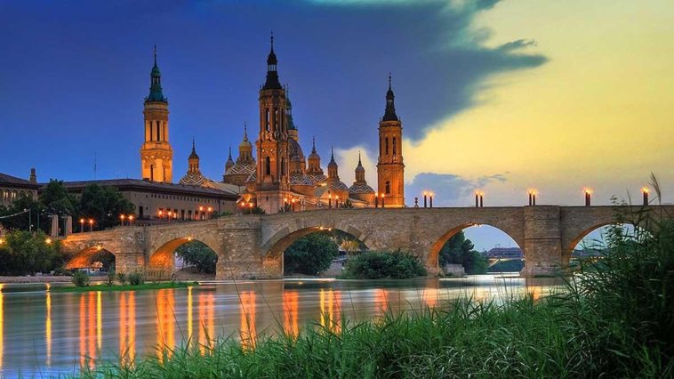 Atardecer en Zaragoza con la silueta del Pilar