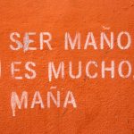 Graffitis en Zaragoza con el texto "ser maño es mucho maña"