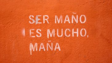 Graffitis en Zaragoza con el texto "ser maño es mucho maña"