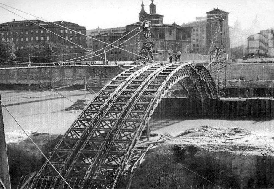 El puente de Santiago de Zaragoza en construcción