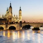Puente de piedra y detrás la estampa del Pilar en Zaragoza