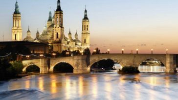 Puente de piedra y detrás la estampa del Pilar en Zaragoza