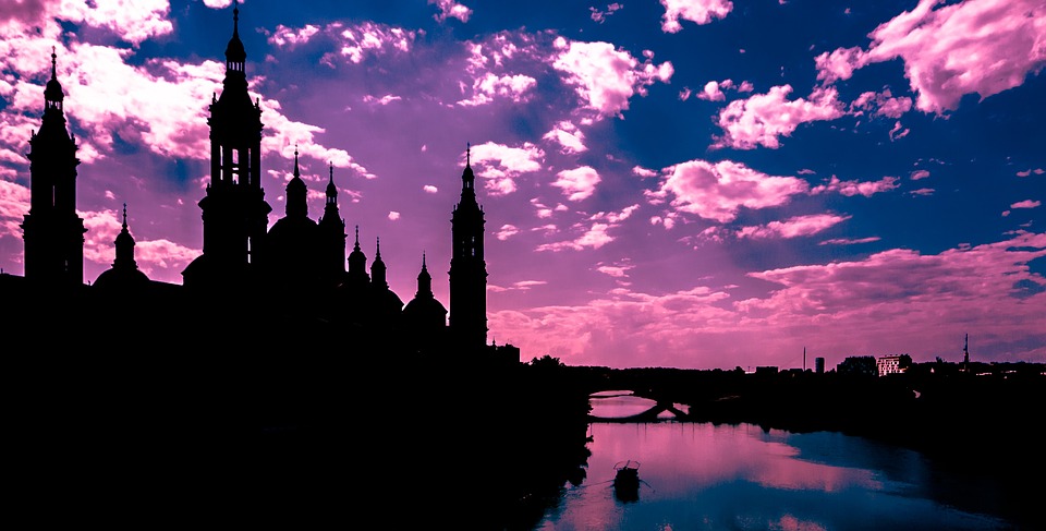Magnífico atardecer en Zaragoza en un tono morado