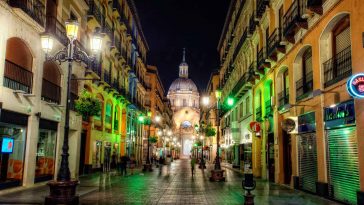 Panorámica de una de las calles más importantes Zaragoza, y al fondo el Pilar