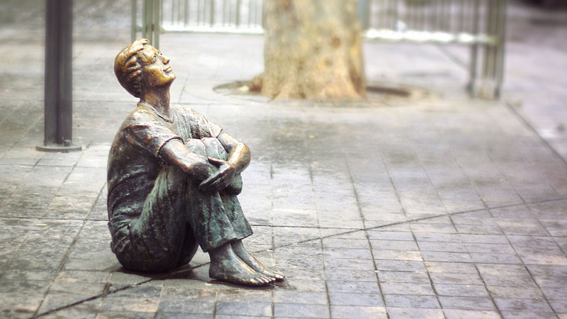 Muchacho sentado mirando a la torre nueva