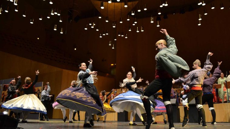 Bailando la jota en las Fiestas del Pilar