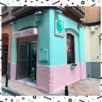 La bonita fachada de la tienda vintage Blue Velvet en Zaragoza