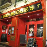 Fachada roja del bar Bull McCabe's Irish Pub de Zaragoza, donde se desarrollan conversaciones en inglés