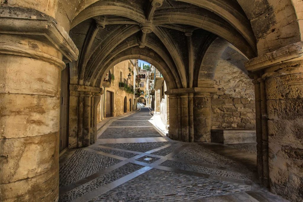 Arco de Calaceite por donde deja ver el trazado de sus calles