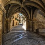 Arco de Calaceite por donde deja ver el trazado de sus calles