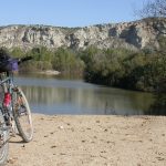 Dos bicicletas en la desembocadura del río Gállego
