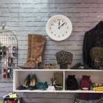 Una parte de la tienda vintage Desván de Zaragoza donde aparecen complementos y un reloj