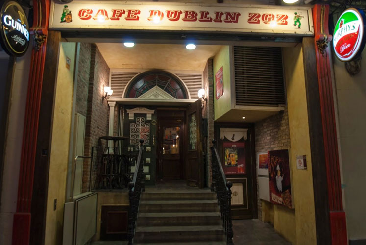 Entrada al bar Cafe Dublin Iris Pub de Zaragoza
