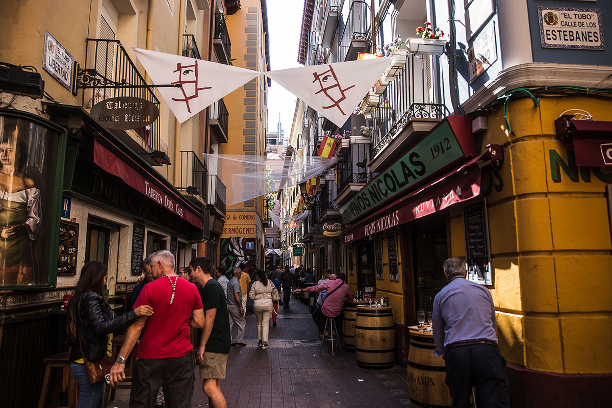 Una de las calles del Tubo llenas de bares y tapas en Zaragoza