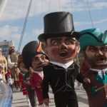 Espectáculo de gigantes y cabezudos durante las Fiestas del Pilar
