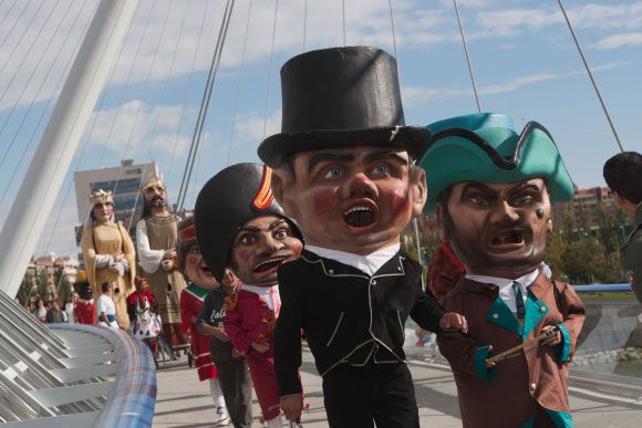 Espectáculo de gigantes y cabezudos durante las Fiestas del Pilar