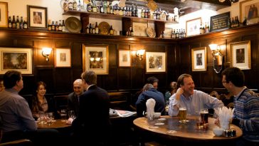 Grupos de personas practicando el inglés en un bar