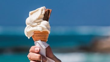 Helado de turrón y chocolate en un día soleado después de ir a heladerías