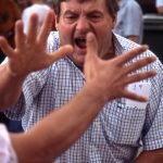 Un hombre en plena acción del juego de la morra, disfrutando de juegos tradicionales