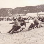 Grupo de personas jugando al tiro de la soga, uno de los juegos tradicionales de Aragón