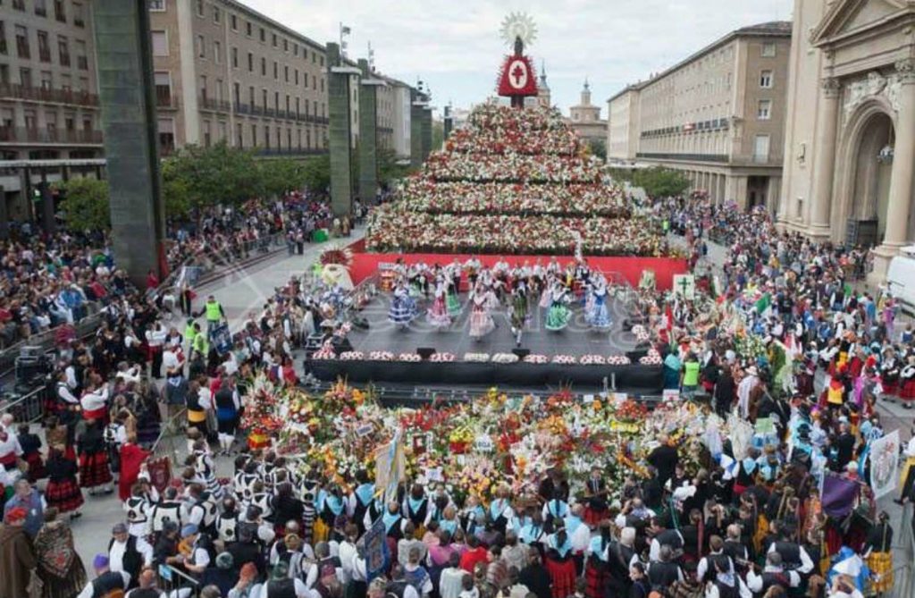La Plaza del Pilar con la Ofrenda de Flores a la Virgen