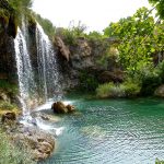 Senderismo para disfrutar viendo la cascada de Ojos de Cabriel, rodeada de vegetación
