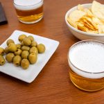 Penalti de cerveza entre olivas y patatas