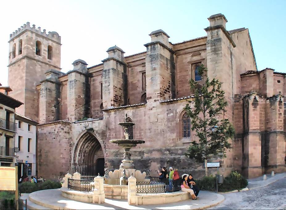 Una de las plazas de Rubielos de Mora en Teruel