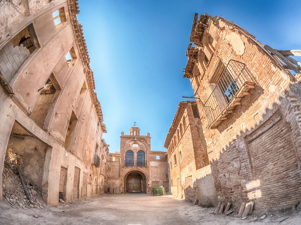 Calle abandonada del pueblo viejo de Belchite